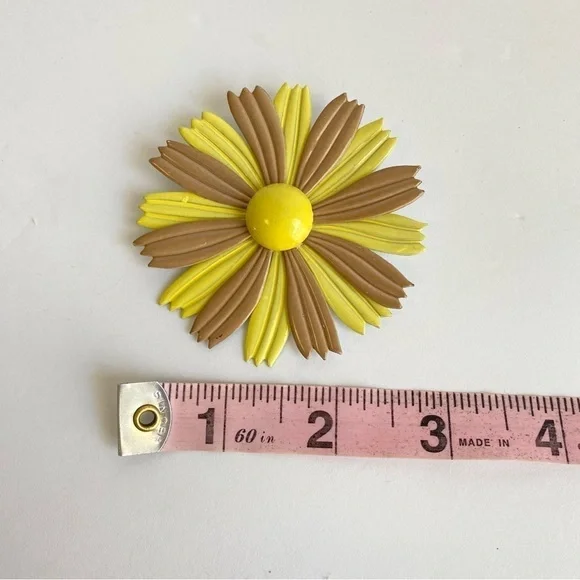 Vintage Enamel Daisy Brooch Sunburst Sunshine Pin 60s Retro Mod Yellow Tan Large - Picture 8 of 8